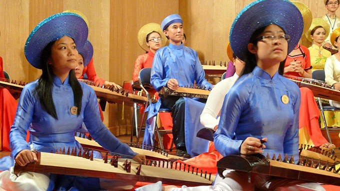 La cithare à seize cordes : passerelle entre les jeunes et la tradition - ảnh 2